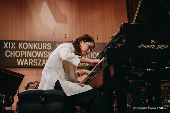 今年のショパン・コンクールで3位となったワン・ズートン（Zitong Wang）さんが河合楽器製作所のピアノを演奏している様子。［写真　河合楽器製作所公式サイト］