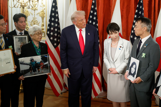   拉致被害者家族と面会するトランプ大統領。［AP＝聯合ニュース］