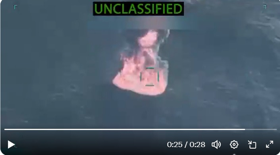    米軍が、「麻薬運搬」が疑われる船舶を攻撃する様子。［国防総省（戦争省）のピート・ヘグセス長官のX（旧ツイッター）］