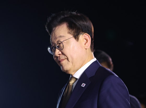 東南アジア諸国連合（ASEAN）首脳会議出席のためマレーシア訪問を終えた韓国の李在明（イ・ジェミョン）大統領が、27日、京畿道城南（キョンギド・ソンナム）のソウル空港に到着し、空軍1号機から降りて車両に向かっている。［写真 聯合ニュース］