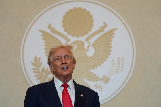 ドナルド・トランプ米大統領が28日、東京で開かれた夕食会で日本の企業経営者らと会話している。［AP＝聯合ニュース］