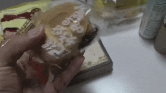   包装袋の中に入っているゴキブリ。［コミュニティのキャプチャー］