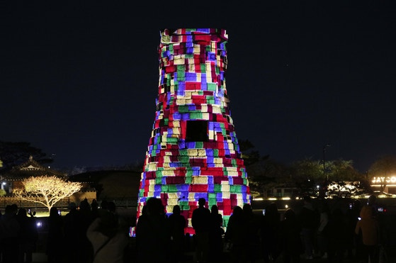 28日、慶州市の瞻星台（チョムソンデ）で2025APEC首脳会議の開催を記念するメディアアートが行われている。 ［聯合ニュース］