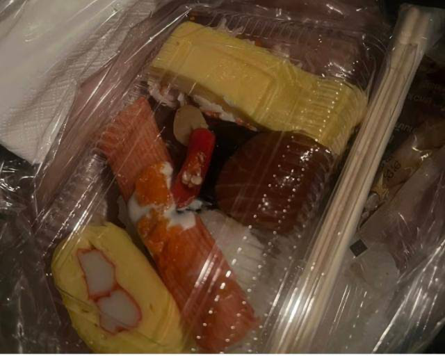 タイの男性がフェイスブックに投稿したすし盛り合わせパックの写真。最上段の玉子すしがバクテリアに汚染されたのではないかと推定されている。［写真 SNS］