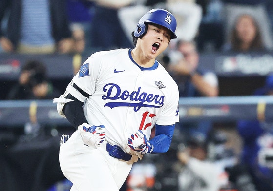 7回、同点ソロ本塁打を放ったLAドジャースの大谷翔平 ［ロイター＝聯合ニュース］