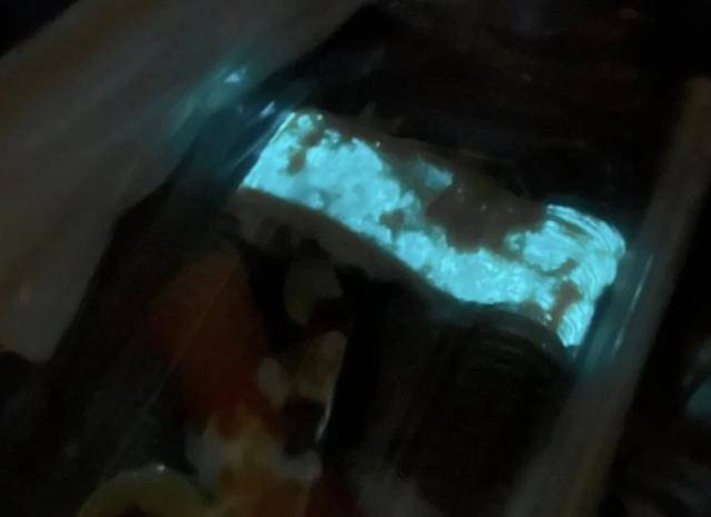   タイで議論を呼んでいる「青白く光る玉子すし」。［写真 SNS］