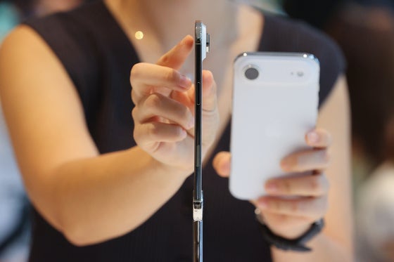 アップルの新製品iPhone17シリーズ公式発売日である19日、ソウル・明洞のアップルストアでスタッフが過去最薄モデルであるiPhone Airを見せている。［写真 聯合ニュース］