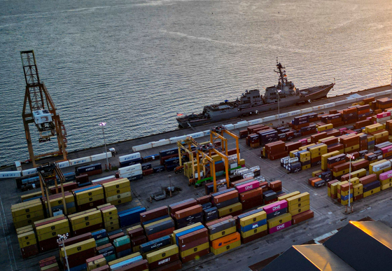 26日（現地時間）、トリニダード・トバゴ港に停泊中の米ミサイル駆逐艦「グレーヴリー」。［写真 AFP＝聯合ニュース］