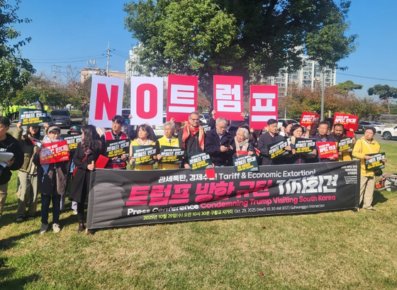 29日、慶州市東川洞の道路周辺で全国民主労働組合総連盟（民主労総）など37の進歩団体で構成された「2025APEC反対国際民衆行動組織委員会」がトランプ大統領の政策に反対する記者会見を行った。 キム・ジョンソク記者