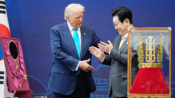 トランプ米大統領は29日、米国の大統領としては初めて韓国最高勲章である無窮花大勲章を贈られた。［写真 AP＝聯合ニュース］