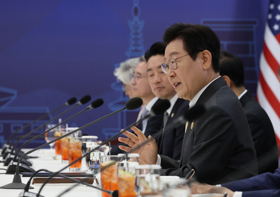 韓国の李在明（イ・ジェミョン）大統領が29日、慶尚北道（キョンサンブクド）慶州（キョンジュ）博物館で開かれた米国のドナルド・トランプ大統領との拡大会談昼食会で発言している。［写真 大統領室写真記者団］