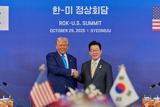 29日、慶州（キョンジュ）国立博物館で行われた韓米首脳会談でトランプ米大統領と握手する李在明（イ・ジェミョン）大統領 ［大統領室提供］