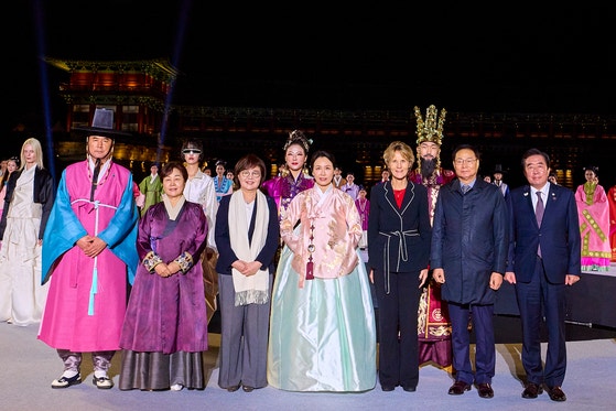 李在明（イ・ジェミョン）大統領の夫人、金恵敬（キム・ヘギョン）氏が29日、慶尚北道慶州（キョンサンプクト・キョンジュ）の月精橋（ウォルジョンギョ）水上特設舞台で開かれた「2025 APEC首脳会議記念韓服ファッションショー」に出席し、関係者らと記念写真を撮っている。［写真　大統領室］