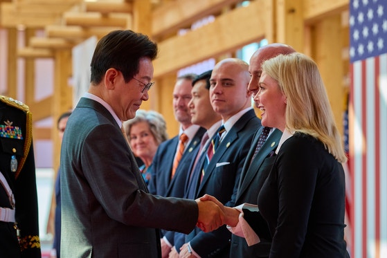 韓国の李在明（イ･ジェミョン）大統領が29日､慶尚北道（キョンサンブクド）慶州（キョンジュ）国立博物館で開かれた韓米首脳会談の公式歓迎式で､米ホワイトハウスのキャロライン･レビット報道官と挨拶を交わしている｡［写真 韓国大統領府］