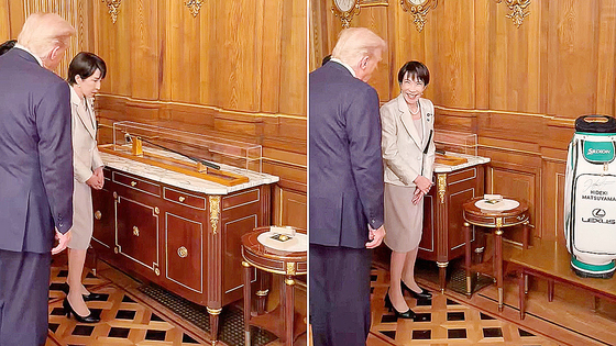   トランプ大統領に故・安倍元首相のパターを贈る高市早苗首相。［写真 ロイター＝聯合ニュース］