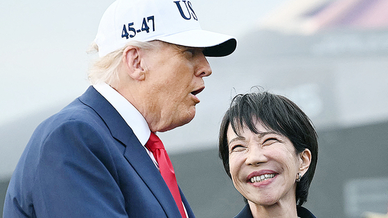 高市首相が28日に米軍横須賀基地でトランプ米大統領と対話している。［写真 AFP＝聯合ニュース］