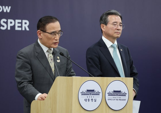 大統領室の魏聖洛国家安保室長（左）が29日に慶州APEC国際メディアセンターで韓米首脳会談関連の会見をしている。右側は金容範政策室長。［写真 大統領室写真記者団］