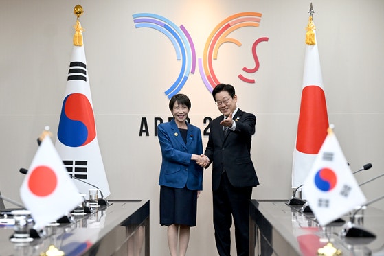 韓国の李在明（イ・ジェミョン）大統領が30日、慶州（キョンジュ）アジア太平洋経済協力（APEC）首脳会議場で日本の高市早苗首相との首脳会談に先立ち握手を交わした後、席に案内している。初の女性首相として、就任から約1週間後に臨んだ韓日首脳会談について、高市首相は「日韓関係、日韓米関係の重要性に対して考えが一致した」と述べた。チョン・ミンギュ記者