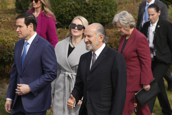 米国のマルコ・ルビオ国務長官、キャロライン・レビット・ホワイトハウス報道官、ハワード・ラトニック商務長官、スージー・ワイルズ大統領首席補佐官（左から）が30日、釜山金海（プサン・キムヘ）国際空港で開かれた米中首脳会談を終えて施設を後にしている。会談は約100分間行われた。［AP＝聯合ニュース］