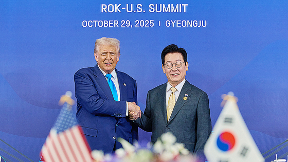 韓国の李在明（イ・ジェミョン）大統領が10月29日、慶尚北道慶州（キョンサンプクト・キョンジュ）の国立慶州博物館で開かれた韓米首脳会談の拡大会談を兼ねた昼食会で、ドナルド・トランプ米大統領と握手を交わしている。［写真　大統領室］