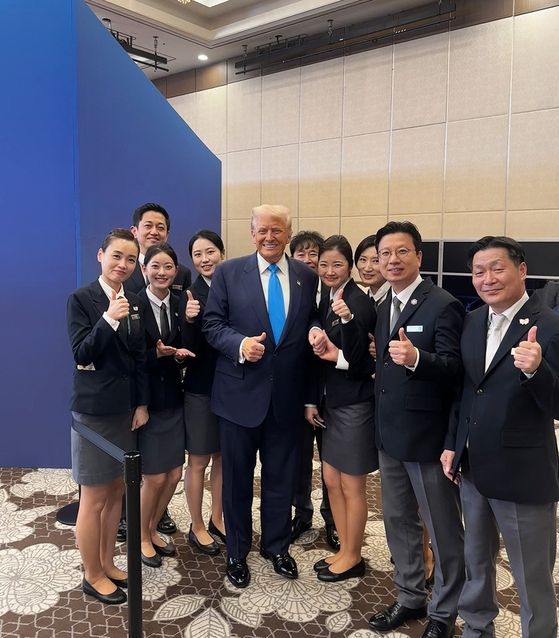 ドナルド・トランプ米大統領と記念写真を撮る慶州（キョンジュ）ヒルトンホテルの従業員ら。［写真　ヒルトン慶州］