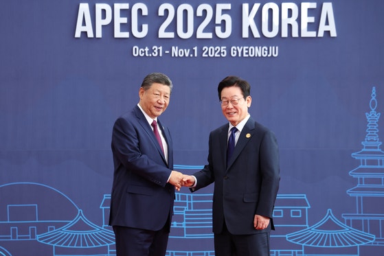 李在明（イ・ジェミョン）大統領が31日、慶州和白コンベンションセンター（HICO）で2025APEC首脳会議に出席する中国の習近平国家主席を迎えた。 ［聯合ニュース］