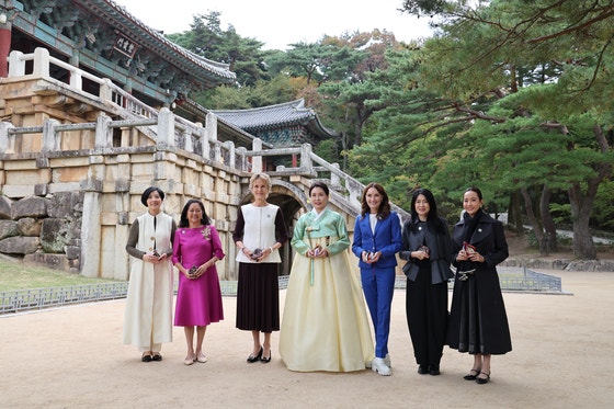 金恵景（キム・ヘギョン）大統領夫人が31日、慶州仏国寺（プルグクサ）で開かれたAPEC首脳会議配偶者親交行事で各国首脳の配偶者と記念撮影をしている。 ［写真 APEC 2025 KOREA］