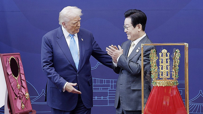 29日、慶州（キョンジュ）博物館で行われた韓米公式歓迎式で、李在明（イ・ジェミョン）大統領はトランプ米大統領に無窮花（ムグンファ）大勲章を授与し、天馬塚（チョンマチョン）金冠のレプリカを贈った。 大統領室写真記者団