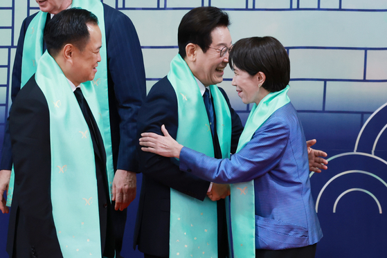 李在明大統領が1日慶州の和白コンベンションセンター（HICO）で開かれた2025アジア太平洋経済協力会議（APEC）首脳会議の記念撮影で日本の高市首相とあいさつしている。［写真 聯合ニュース］