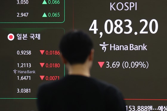 先月31日、ソウルのハナ銀行本店ディーリングルームのモニターにKOSPI指数が表示されている。［写真 聯合ニュース］