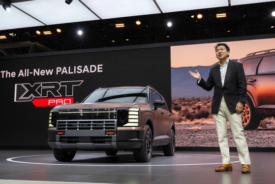 現代ジェネシスのイ・サンヨプ・グローバルデザイン担当（副社長）が「2025ニューヨーク国際オートショー」で「ザ・オールニュー・パリセード」を紹介している様子。［写真　現代自動車］