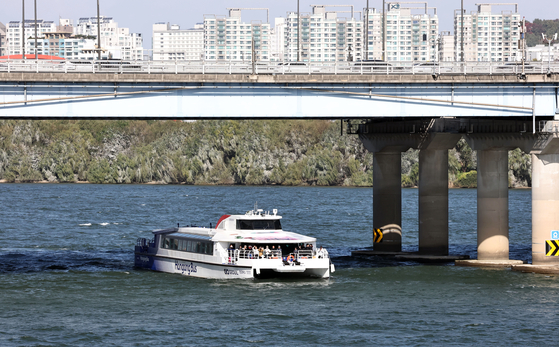 11月1日から運航が再開された漢江（ハンガン）水上バスが、2日にはソウル永登浦区（ヨンドゥンポグ）の漢江バス汝矣島（ヨイド）船着場へ向かっている。［写真 聯合ニュース］