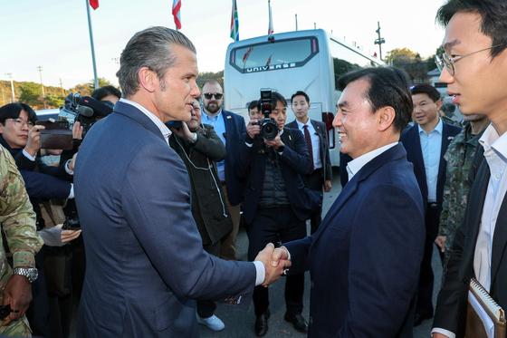 韓国の安圭伯（アン・ギュベク）国防部長官は3日午後、第57回韓米安保協議会（SCM）への出席のために訪韓中のピート・ヘグセス米戦争長官と共に共同警備区域（JSA）を訪問した。［写真 国防部］