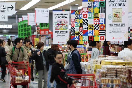 韓国版ブラックフライデー「コリアグランドフェスティバル」が開幕した先月29日、ソウル中区（チュング）のロッテマートソウル駅店で外国人観光客がショッピングを楽しんでいる。「コリアグランドフェスティバル」は、政府の総力を結集して企画された国家規模の大型消費フェスティバルで、今月9日までの12日間、全国各地でオンラインとオフラインを通じて同時多発的に開催されている。［ニュース1］