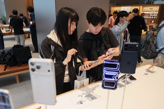 アップルの新製品「iPhone 17」シリーズの公式発売日である9月19日、ソウル中区（チュング）のアップル明洞（ミョンドン）店で市民たちが製品を見ている。［聯合ニュース］