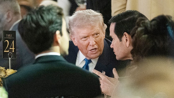 トランプ大統領が先月31日にフロリダ州パームビーチで開かれたハロウィーンパーティーでルビオ国務長官と対話している。［写真 AP＝聯合ニュース］