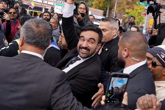 ニューヨーク市長選挙に立候補した米国民主党のゾーラン・マムダニ氏が、1日（現地時間）同市クイーンズで開かれた選挙遊説の途中で支持者たちに応えている。［写真 ロイター＝聯合ニュース］