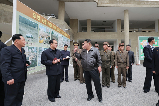北朝鮮の金正恩国務委員長が4日、学用品工場と教具備品工場の建設現場を訪問し、幹部に指示している。 ［労働新聞、ニュース1］