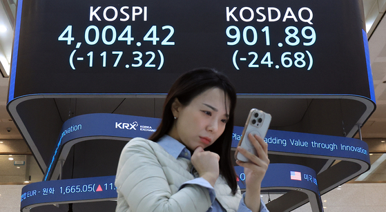 5日午後、韓国取引所のモニターにKOSPIとKOSDAQの終値が表示されている。KOSPIは前日比2．85％下落の4004．42、KOSDAQは2．66％下落の901．89で取引を終えた。