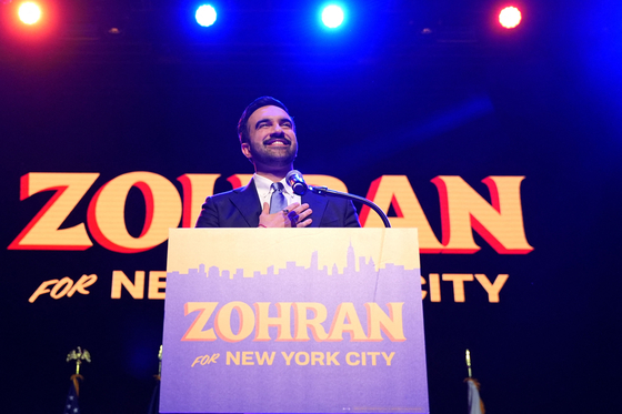   ニューヨーク市長選挙で当選したマムダニ氏が当選の喜びを語っている。［AFP＝聯合ニュース］