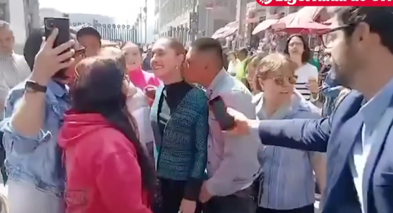   路上でセクハラ被害を受けるメキシコ大統領。［ユーチューブ「MILENIO」　キャプチャー］