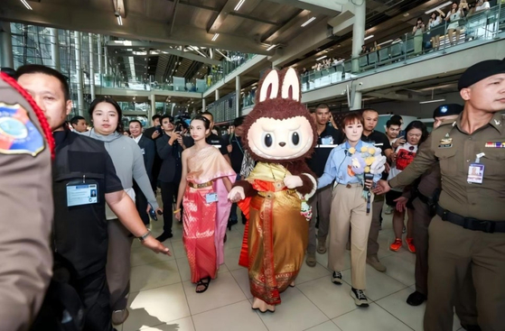   エスコートを受けているラブブ［写真　百度百科］