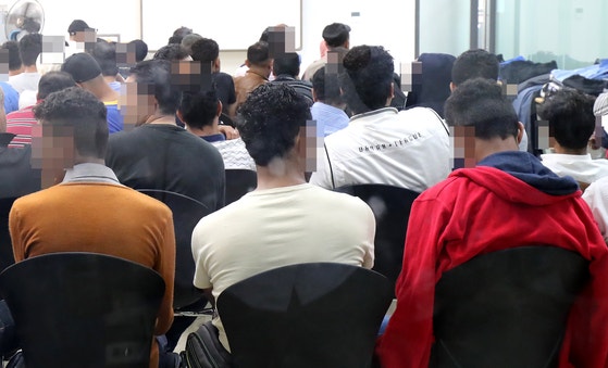 国家人権委員会の人権相談のために待機するイエメン難民申請者。写真は記事と無関係。 ［ニュース1］