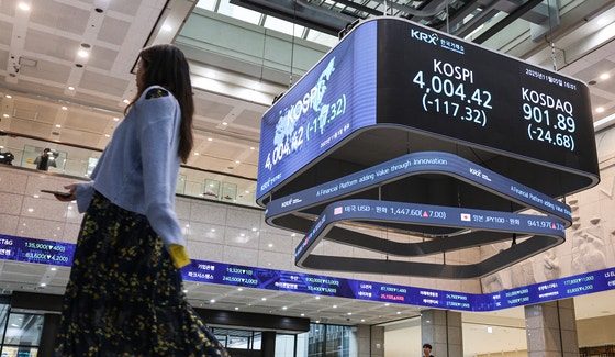 5日にKOSPIが急落し4004．42を記録した。一時3867．81まで落ちた。この日韓国取引所のモニターに終値が表示されている。キム・ギョンロク記者