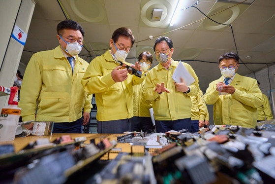 李在明大統領が先月10日、大田の国家情報資源管理院火災現場を視察している。［写真 大統領室＝ニュース1］