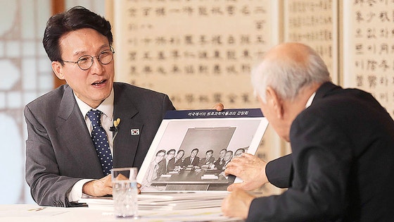 金民錫（キム・ミンソク）首相が7月31日、ソウルの首相公館で「申東植（シン・ドンシク）との未来対話」を開いた。この日、金首相がインタビュアーとなり、朴正熙（パク・ジョンヒ）政権の初代経済首席秘書官だった申東植（シン・ドンシク）（株）韓国海事技術会長と会って造船業の成長戦略について議論した。 ［聯合ニュース］