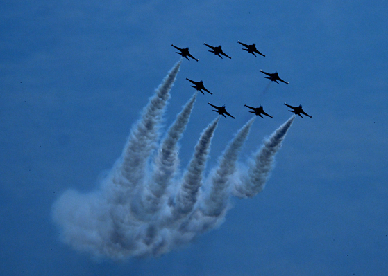 1日、忠清南道鶏龍台（チュンチョンナムド・ケリョンデ）で開かれた第77周年「国軍の日」行事で、ブラックイーグルスの祝賀飛行が行われている。［写真 大統領室写真記者団］