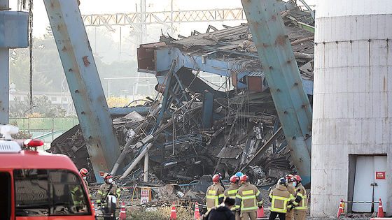 6日午後、蔚山（ウルサン）火力発電所のボイラータワー崩壊事故現場で消防当局が救助作業を行っている。この日の事故は、ボイラータワーの解体を容易にするための脆弱化作業を行っている最中に発生した。［写真 ニュース1］