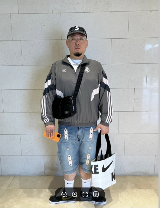 40代のラッパー、YUMDDAが典型的な「ヤングフォーティ」のファッションで撮った写真。［インスタグラム キャプチャー］