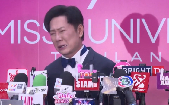  記者会見で涙を流すミスユニバースのタイ担当理事。［X キャプチャー］